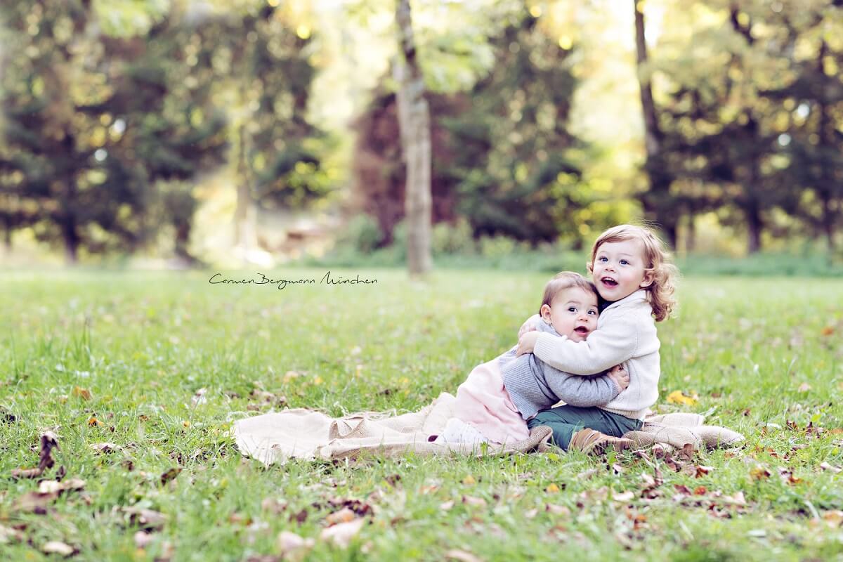 Outdoor Shooting mit Bruder und Schwester bei Muenchen auf Wiese in Wald