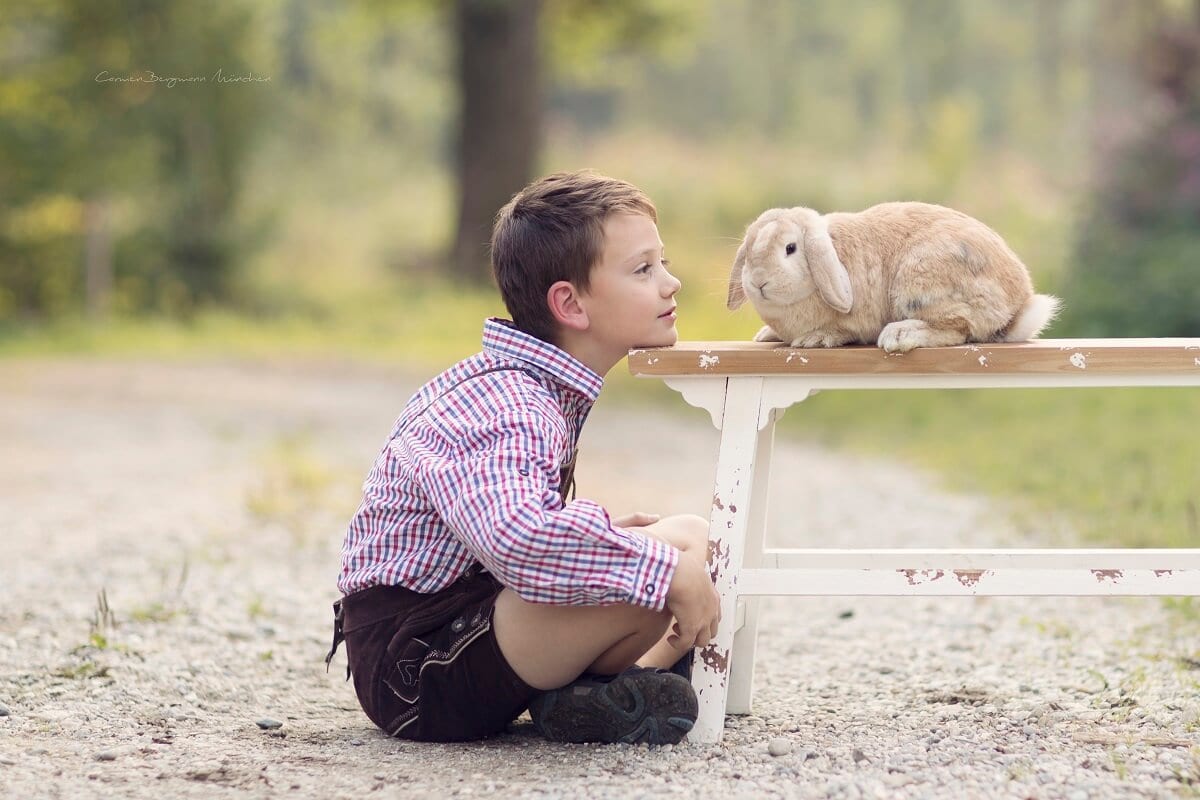 Outdoorfamilienfotoshooting Muenchen bei Carmen Bergmann Fotografie Kind mit Hase
