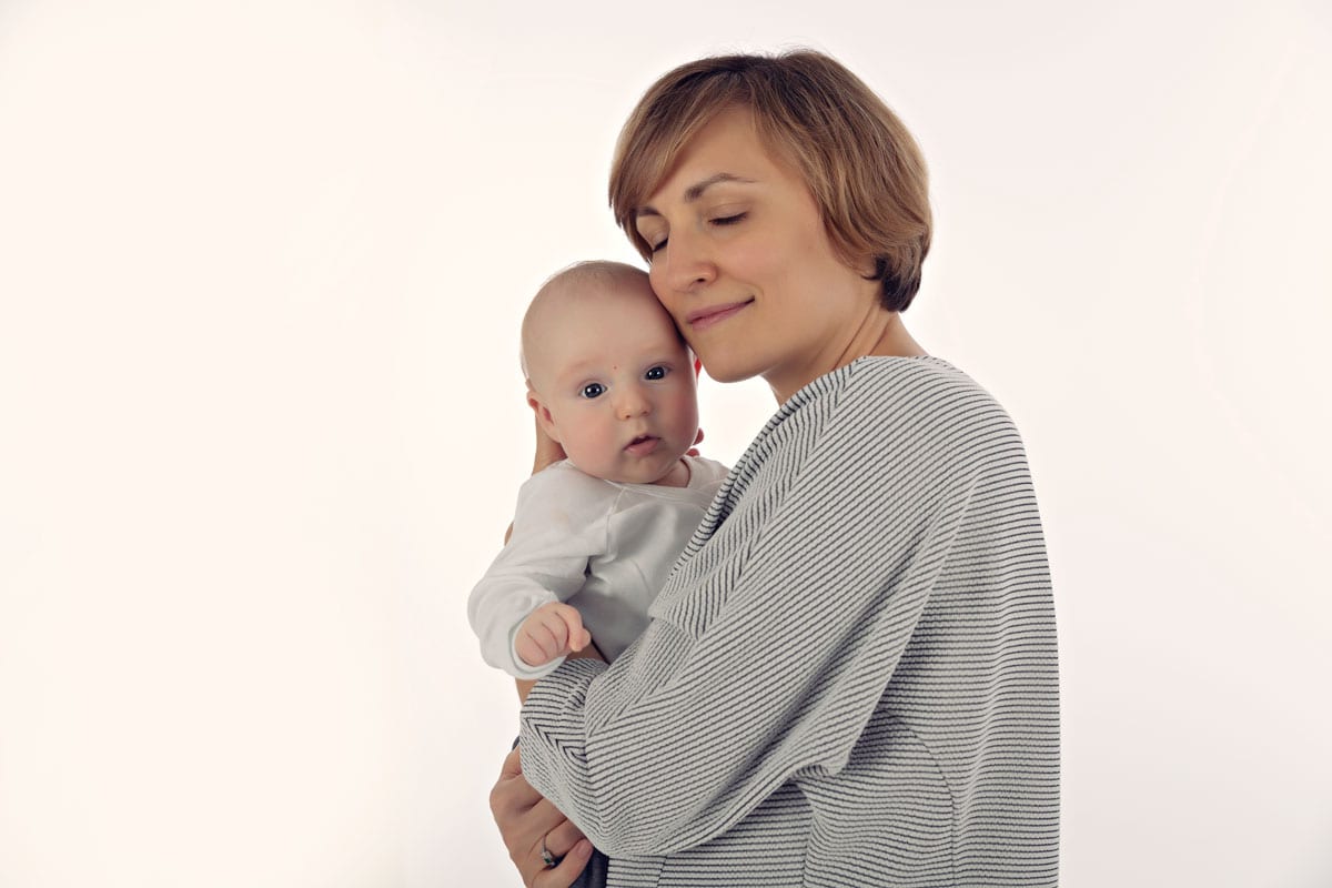 Familienfotos Muenchen Mutter haelt Baby