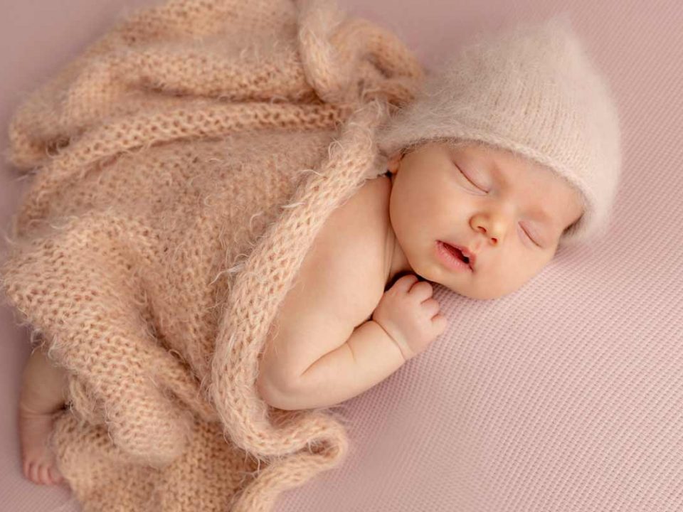 baby-fotoshooting-muenchen-Baby-das-friedlich-im-Fotostudio-schlaeft