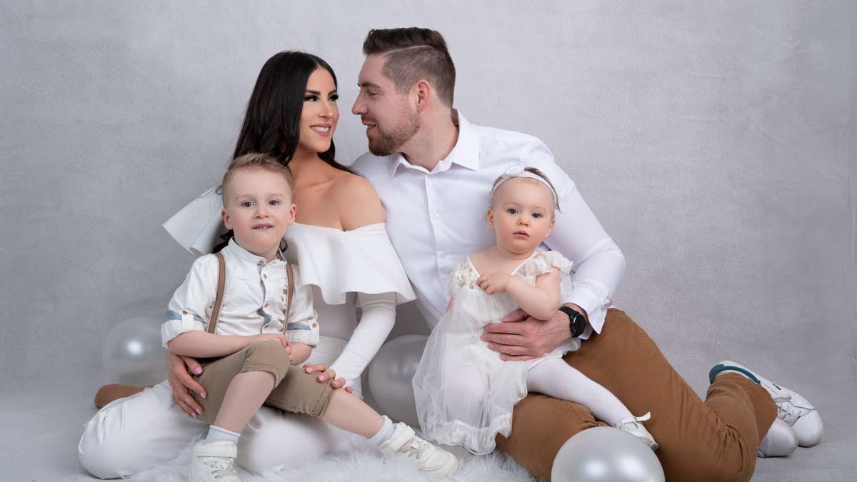 Familienfotografie-Muenchen-Stolze-Eltern-und-Geschwister-feiern-gemeinsam-den-ersten-Geburtstag-ihrer-juengsten-Tochter