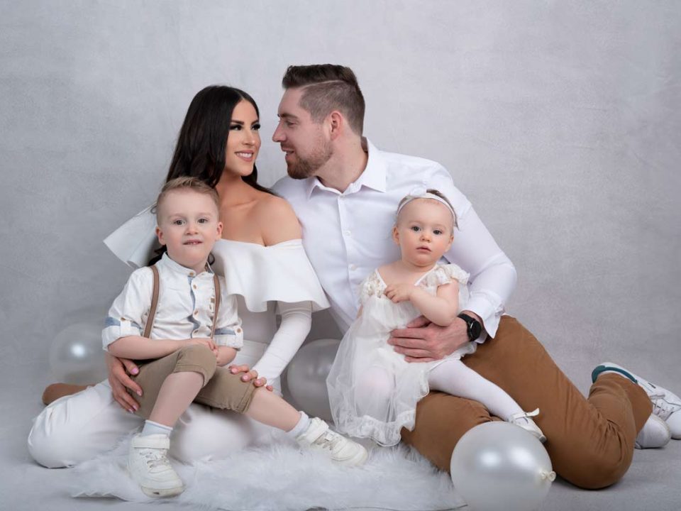 Familienfotografie-Muenchen-Stolze-Eltern-und-Geschwister-feiern-gemeinsam-den-ersten-Geburtstag-ihrer-juengsten-Tochter