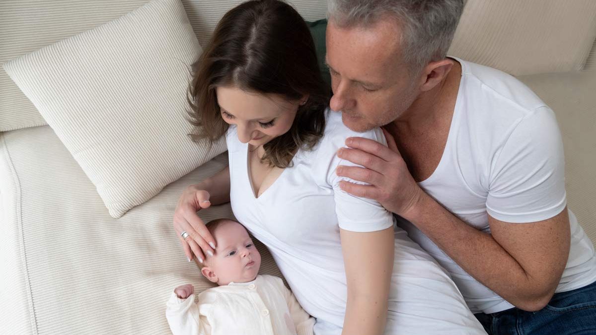 Fotoshooting-fuer-Neugeborene-zu-Hause-in-Muenchen