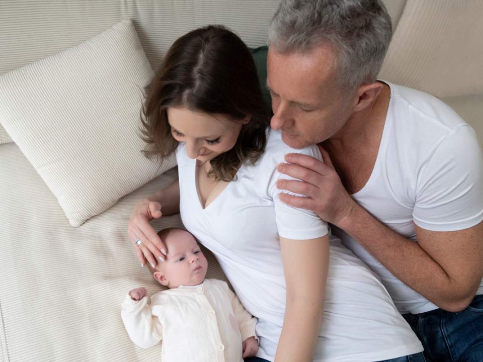 Fotoshooting-fuer-Neugeborene-zu-Hause-in-Muenchen